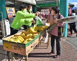 来店客との交流を楽しむ職員