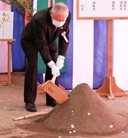 鍬入れの儀を行う浅沼組合長