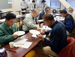 米の食味や香りを確認する参加者ら