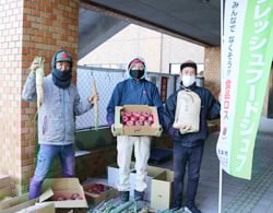 農産物を提供した大月副支部長（左）ら