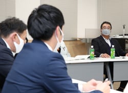 分科会で市場担当者と意見を交わす横山部会長（右）
