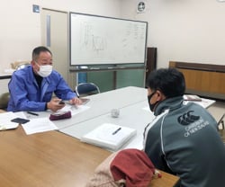 組合員からの相談に応える営農指導員