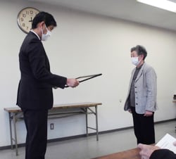 審査長から表彰を受ける受賞者（右）
