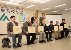 賞状を手に、記念撮影を行う各賞の受賞者