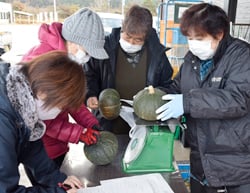 出荷作業を行う女性部員ら