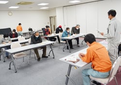 栽培指針について説明を聞く参加者