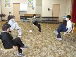 いすを使って体操をする参加者
