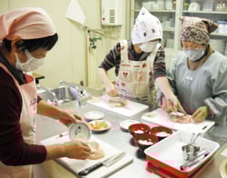 鶏ハムを作る参加者