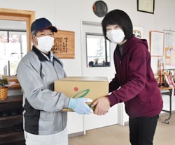 リンゴを贈呈する宮嵜部会長