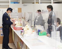 警察官に犯人の特徴などを伝える職員