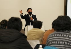 青年組織の存在意義を講義する柿嶌会長