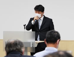 あいさつをする百瀬部会長