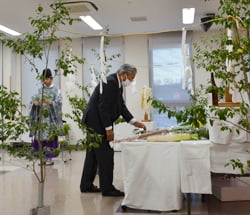 玉串を奉奠する御子柴組合長
