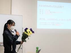 トルコギキョウの説明をする担当者