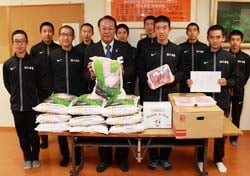 選手を激励する高柳副組合長（中央左）