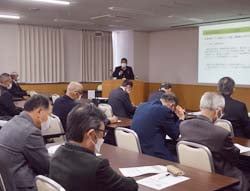 再構築のポイントを説明する山口センター長