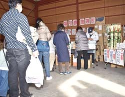 福引抽選に並ぶ来場者