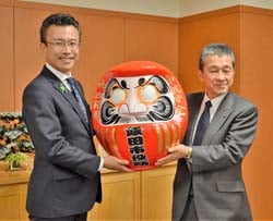 福だるまを手にする寺沢組合長（右）と佐藤市長（左）