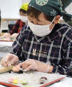 ねりきり細工に挑戦する参加者