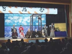 観客から拍手を受ける役者ら