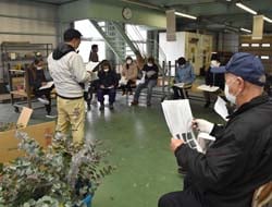 販売情勢を確認する生産者
