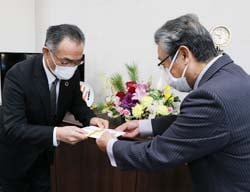 松澤理事長に支援金を手渡す田中組合長（右）