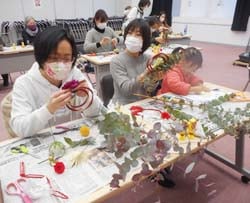 しめ飾り作りに挑戦する参加者