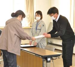 修了証を受取る受講生（左）
