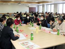 積極的に意見を交わす女性総代