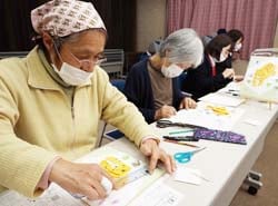 来年の干支「寅」を表現した作品をつくる部員
