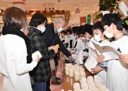 収穫した米を販売する子どもたち