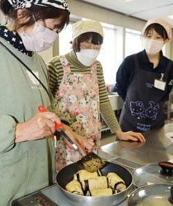 年末年始に食べたいおもてなし料理「うずまきのし鶏」をつくる部員