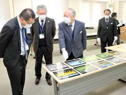 作品を審査する浅沼組合長ら