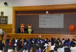 風さやかについて楽しく学ぶ子ども達