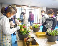 寄せ植えを楽しむ参加者