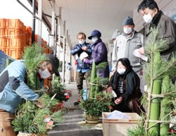 講師が実演しながら門松を製作した