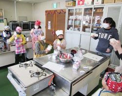 バター作りに挑戦する子ども達