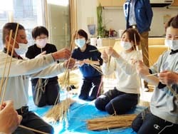 支部役員の指導で「おやす」を作る