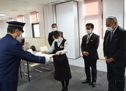 駒ヶ根警察署長から感謝状を受け取る浅井さん
