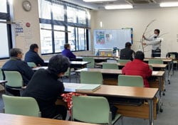 実際の枝を使って剪定方法を説明する宮下講師