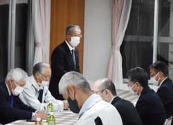 今後の課題などを共有する出席者