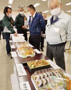 仕出し料理の候補を見て回るJA小松八郎組合長（右）ら