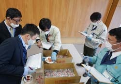 一つひとつ慎重に確認した市田柿品質コンクール審査会