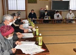 資料を確認する生産者