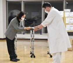 目録を渡す岡田純子総支部長（左）