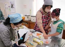 防災クッキングに挑戦する参加者