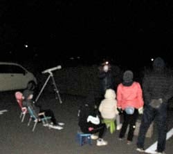 星空観察を楽しむ参加者