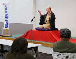 学生に向け落語を披露する和泉家氏