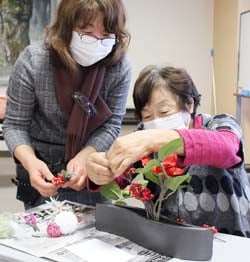 講師のアドバイスを受けながら制作する参加者（22日　松本市で）