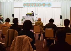 クリスマスソングを演奏する原さん